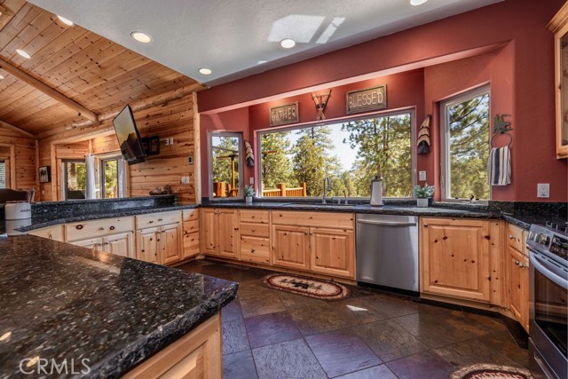 Detail Gallery Image 17 of 67 For 1046 Heritage, Big Bear City,  CA 92314 - 5 Beds | 4/1 Baths