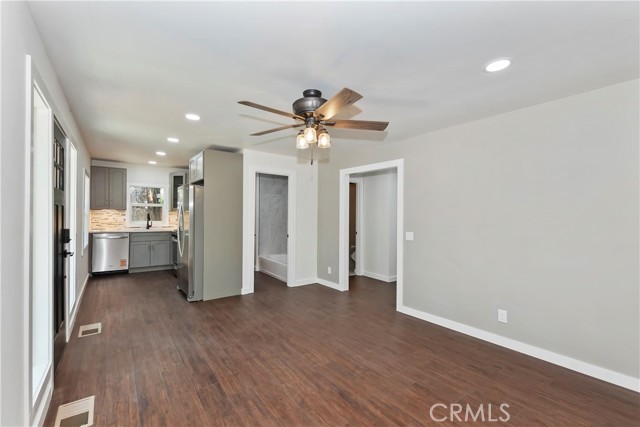 Detail Gallery Image 3 of 32 For 23984 Straight Way, Crestline,  CA 92325 - 2 Beds | 1 Baths