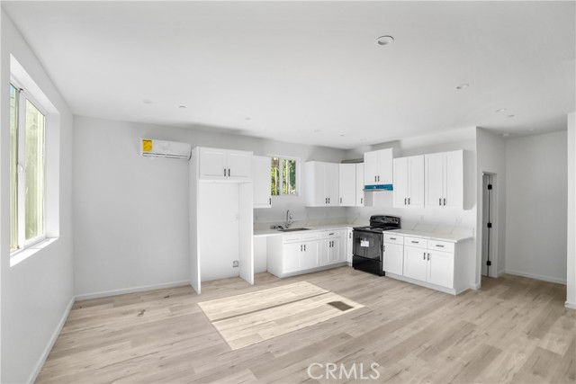 Detail Gallery Image 2 of 10 For 20538 Enadia Way, Winnetka,  CA 91306 - 4 Beds | 2 Baths