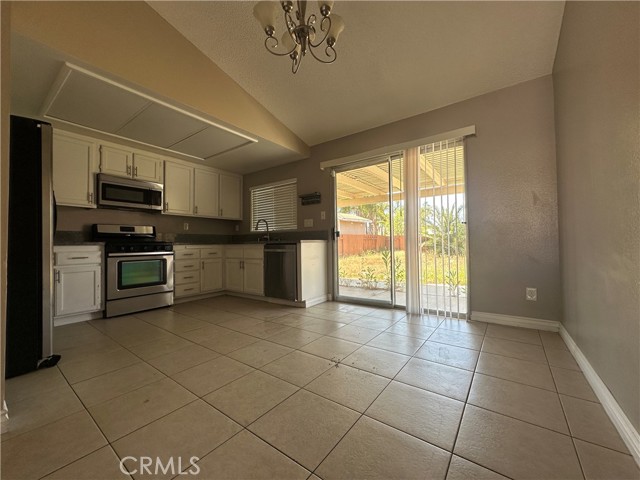 Detail Gallery Image 4 of 21 For 16193 Space Dr, Moreno Valley,  CA 92551 - 2 Beds | 2 Baths