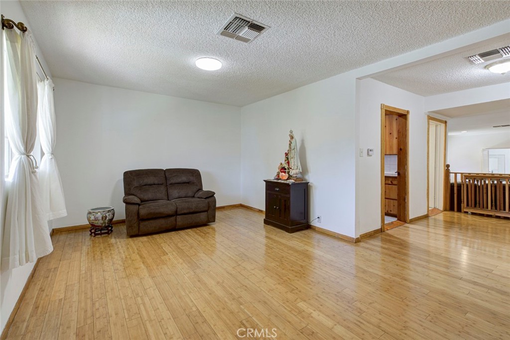 https://media.crmls.org/medias/3b328fa6-0660-498c-83c4-e0c711e56d39.jpg?preset=X-Large