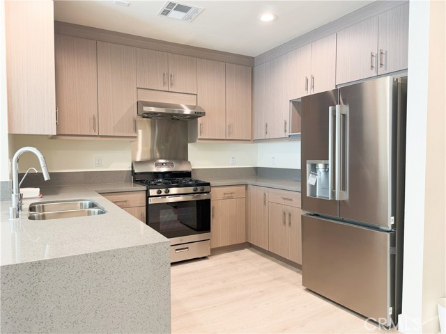 Detail Gallery Image 7 of 33 For 168 S Monterey St #212,  Alhambra,  CA 91801 - 2 Beds | 2/1 Baths