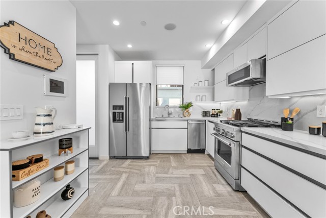 Detail Gallery Image 14 of 27 For 11341 Pearl St, Los Angeles,  CA 90064 - 4 Beds | 4/1 Baths