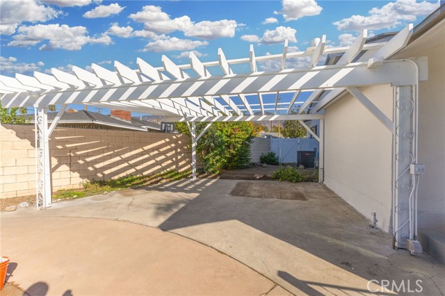 325 Echo Court, San Bernardino CA: https://media.crmls.org/medias/3b3b55fb-e441-4588-93a1-30f2f30d1827.jpg