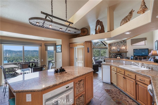 Detail Gallery Image 10 of 44 For 1161 Nadelhorn Dr, Lake Arrowhead,  CA 92352 - 5 Beds | 5 Baths