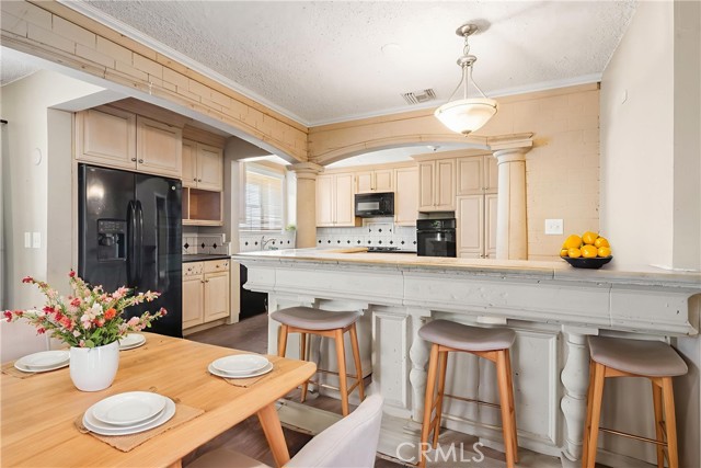 Detail Gallery Image 4 of 31 For 16857 Chatsworth St, Granada Hills,  CA 91344 - 3 Beds | 2 Baths