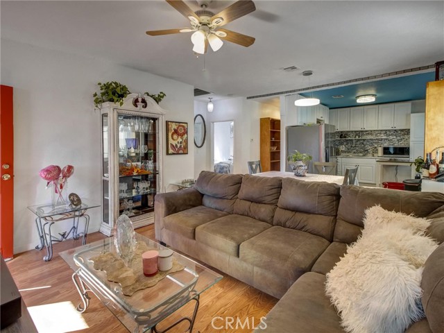 Detail Gallery Image 2 of 17 For 841 W 58th, Los Angeles,  CA 90037 - 4 Beds | 2 Baths