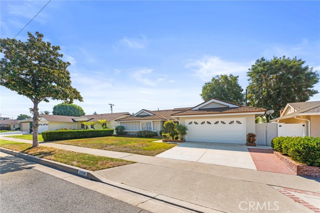 Detail Gallery Image 2 of 23 For 2706 E Athens Ave, Orange,  CA 92867 - 4 Beds | 2 Baths