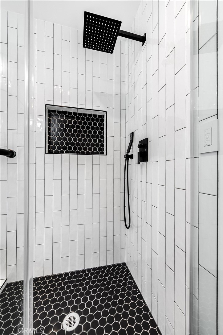 https://media.crmls.org/medias/3b435816-adf8-4916-b791-fa79b4f100d8.jpg?preset=X-Large