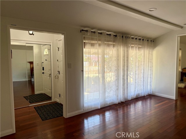 Detail Gallery Image 5 of 18 For 5517 Woodman Ave., Sherman Oaks,  CA 91401 - 4 Beds | 3 Baths