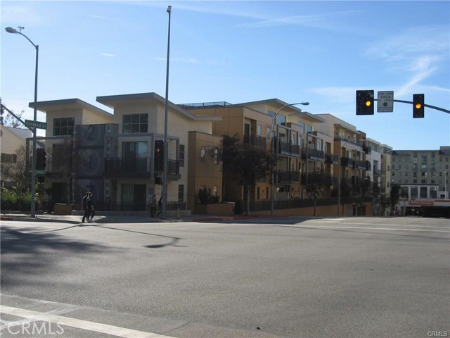 217 S Marengo Avenue 110 Pasadena, California Clean modern unit that is centrally located in Pasadena. Unit is located on the ground floor and has quartz countertops and an open floor plan. Right across the street from the Metro stop. Walking distance to Old town Pasadena, Whole Foods, and Paseo Colorado. Unit comes with one dedicated parking spot.