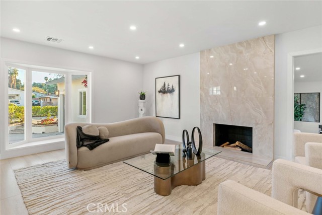 Detail Gallery Image 14 of 72 For 8633 Le Berthon St, Sunland,  CA 91040 - 5 Beds | 3 Baths