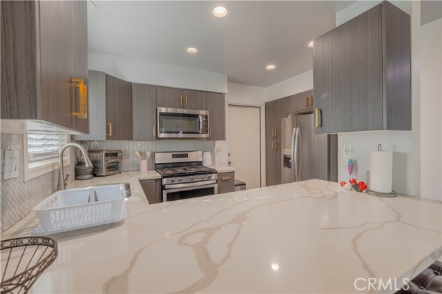 Detail Gallery Image 3 of 12 For 12411 Osborne, Pacoima,  CA 91331 - 2 Beds | 2 Baths