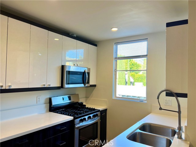 Detail Gallery Image 2 of 21 For 622 Westmount Dr #D,  West Hollywood,  CA 90069 - 2 Beds | 1 Baths