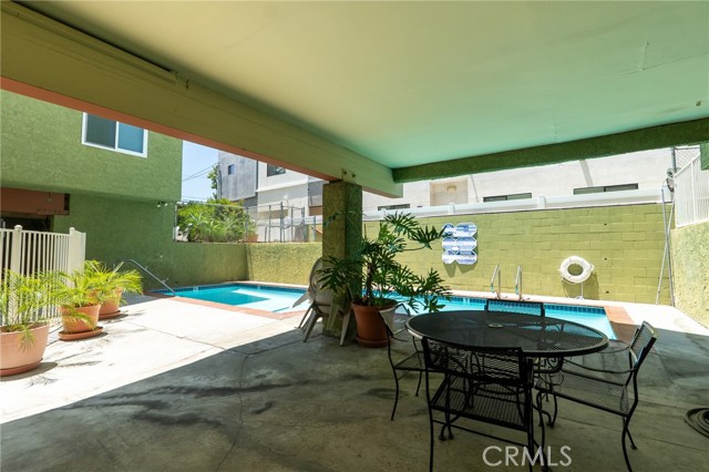 Detail Gallery Image 23 of 25 For 6155 Reseda #4,  Tarzana,  CA 91335 - 3 Beds | 2 Baths