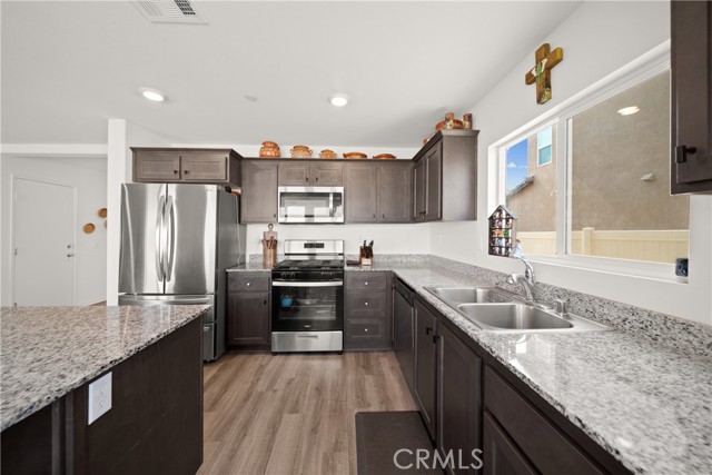 Detail Gallery Image 5 of 43 For 731 Winding Trl, San Jacinto,  CA 92582 - 4 Beds | 3 Baths