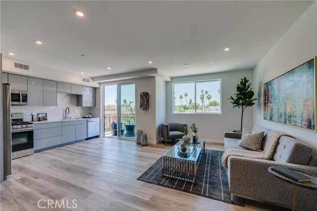 Detail Gallery Image 2 of 13 For 7018 Alabama Ave #301,  Canoga Park,  CA 91303 - 3 Beds | 2/1 Baths