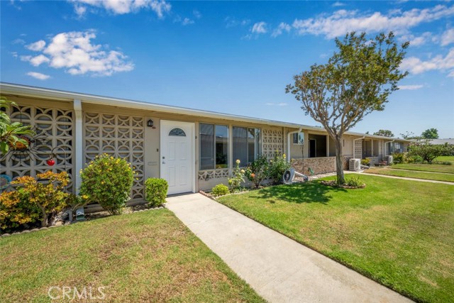 13061 Oak Hills Drive, Seal Beach CA: https://media.crmls.org/medias/3b5579d1-d6c0-408d-bbcd-4a1f7f4aec43.jpg