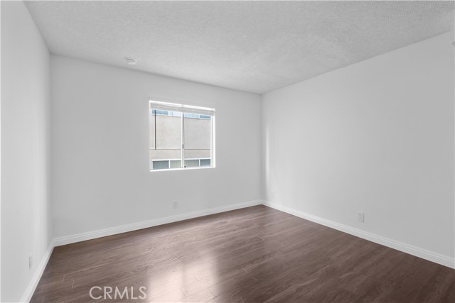 433 S Manhattan, Los Angeles CA: https://media.crmls.org/medias/3b56ae63-b56d-4b48-a635-7ad67f54ec6a.jpg