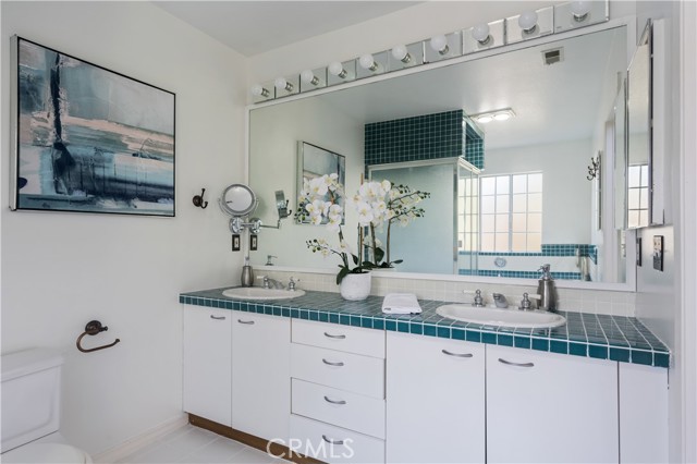 2006 Aviation Way, Redondo Beach CA: https://media.crmls.org/medias/3b57bf0a-8970-426f-9bb3-3916796a7df7.jpg