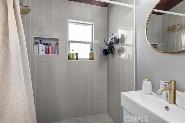 140 E 69th Street, Long Beach CA: https://media.crmls.org/medias/3b58ddc1-09ec-4277-a2e1-7ec2699fd87e.jpg