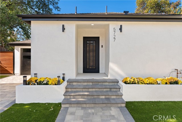 Detail Gallery Image 4 of 26 For 5727 Newcastle Ave, Encino,  CA 91316 - 3 Beds | 3/1 Baths