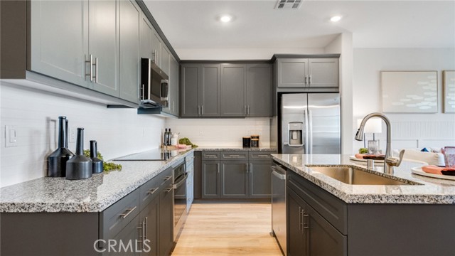 Detail Gallery Image 2 of 22 For 2721 E Amberley Privado, Ontario,  CA 91762 - 2 Beds | 2/1 Baths