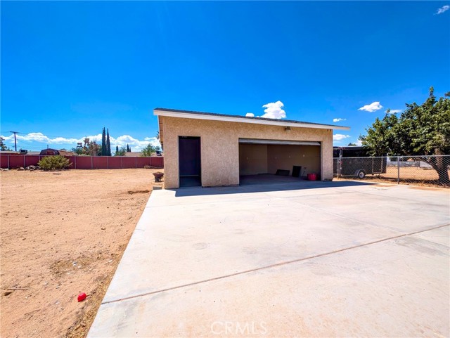 10784 Lincoln Avenue, Hesperia CA: https://media.crmls.org/medias/3b5ddcea-4a81-42c3-851c-6d0010e907d8.jpg