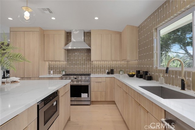 23616 Mariano Street, Woodland Hills CA: https://media.crmls.org/medias/3b5faae6-b3f5-4257-a1f1-9c51fd30c2e4.jpg