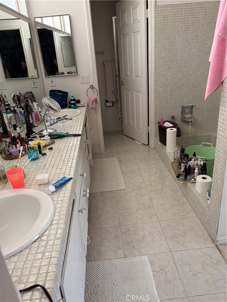 https://media.crmls.org/medias/3b5fb30d-d410-4096-9f7f-f602d7470b4d.jpg?preset=X-Large