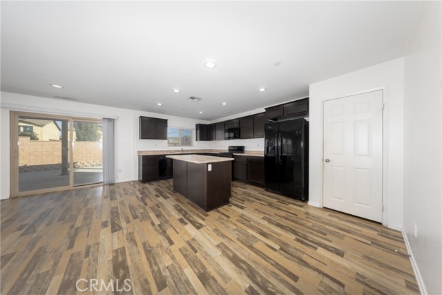 Detail Gallery Image 6 of 29 For 6949 Dewpoint Way, Fontana,  CA 92336 - 4 Beds | 3 Baths