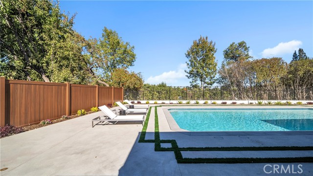 Detail Gallery Image 36 of 38 For 18829 Paseo Nuevo Dr, Tarzana,  CA 91356 - 4 Beds | 4/1 Baths