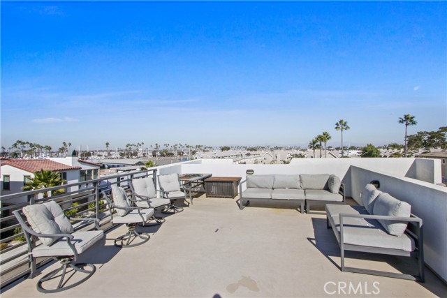 208 Ocean Place, Seal Beach CA: https://media.crmls.org/medias/3b609fda-af5e-4c0e-aecc-a36af42580b7.jpg