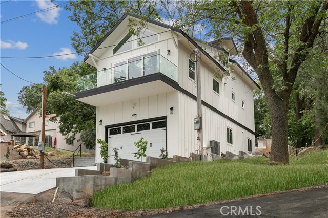 1670 Grass Valley Road, Lake Arrowhead CA: https://media.crmls.org/medias/3b627273-d43a-4c47-a7d5-675c42bfda6f.jpg