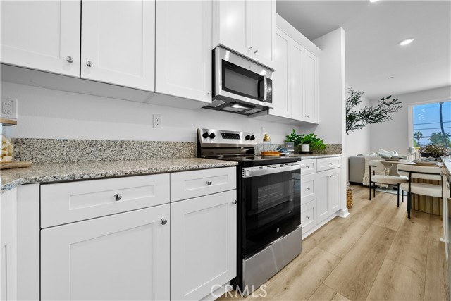 Detail Gallery Image 7 of 28 For 9423 N Sepulveda Blvd. #2,  North Hills,  CA 91343 - 3 Beds | 3 Baths