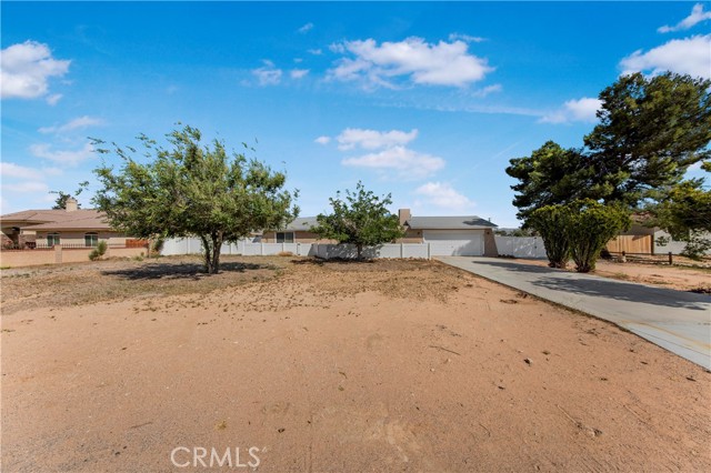 14317 Jicarilla Road, Apple Valley CA: https://media.crmls.org/medias/3b6582a6-411a-4d59-ac65-2fe0f3340501.jpg