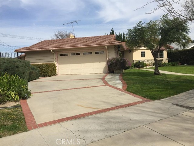 23439 Clarendon Street, Woodland Hills CA: https://media.crmls.org/medias/3b6582b4-965f-4045-9717-11b051417dac.jpg