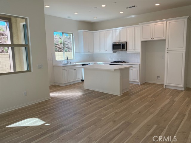 Detail Gallery Image 5 of 20 For 27410 Pioneer Ct, Valencia,  CA 91381 - 3 Beds | 3 Baths