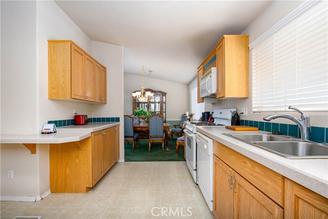 Detail Gallery Image 8 of 19 For 40701 Rancho Vista Bld #3,  Palmdale,  CA 93551 - 3 Beds | 2 Baths