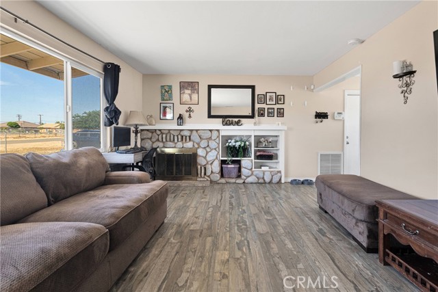 21822 Dotame Ave, Apple Valley CA: https://media.crmls.org/medias/3b675020-ab5d-470f-a6a8-424480fa7375.jpg