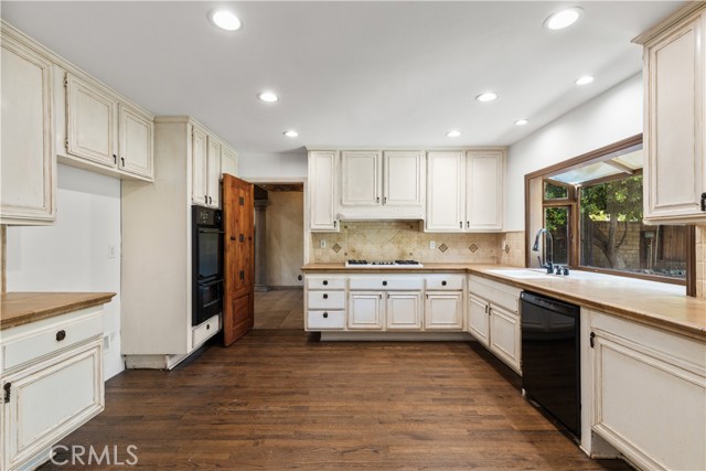 19613 Hiawatha Street, Chatsworth CA: https://media.crmls.org/medias/3b690d72-74fa-41ca-b086-7d4ea1691b77.jpg
