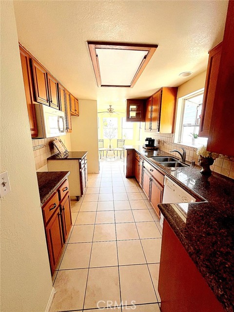 Detail Gallery Image 9 of 24 For 4623 W 171st St, Lawndale,  CA 90260 - 3 Beds | 3 Baths