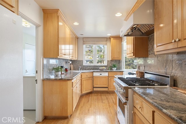 Detail Gallery Image 11 of 38 For 6476 San Marco Cir, Los Angeles,  CA 90068 - 2 Beds | 3/1 Baths