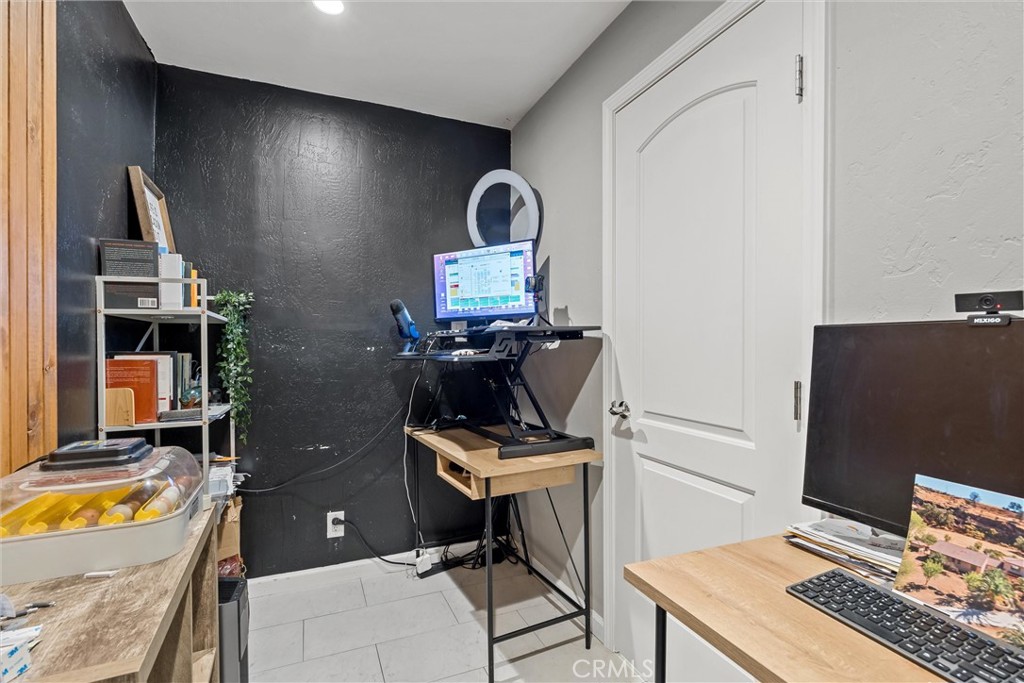 https://media.crmls.org/medias/3b6d8214-d24d-41f8-878a-893093cea03b.jpg?preset=X-Large
