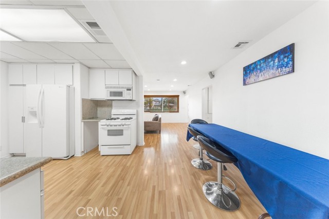 Detail Gallery Image 8 of 31 For 12329 Burton St, North Hollywood,  CA 91605 - 4 Beds | 2/1 Baths