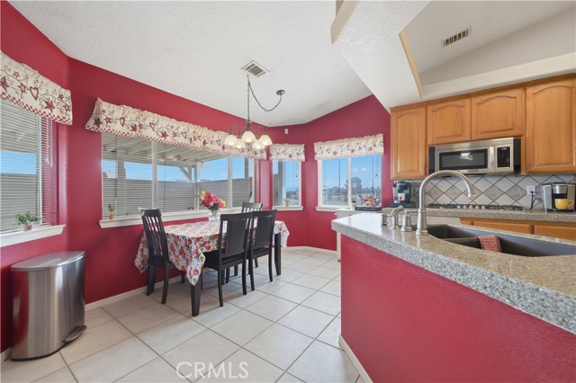 Detail Gallery Image 12 of 47 For 12035 Barbet, Phelan,  CA 92371 - 4 Beds | 2 Baths