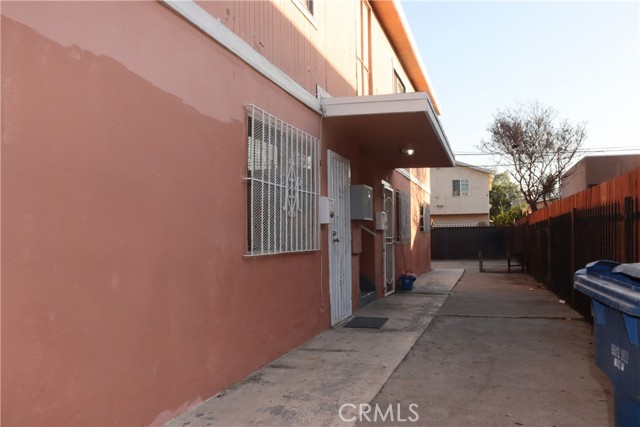 Detail Gallery Image 4 of 16 For 426 E 79th St #1,  –,  CA 90003 - 2 Beds | 1 Baths