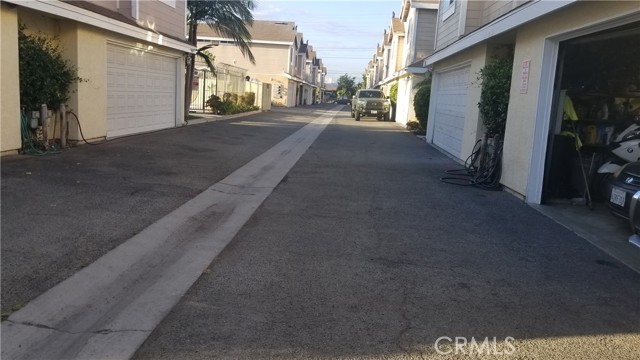 Detail Gallery Image 4 of 5 For 9826 California, South Gate,  CA 90280 - 3 Beds | 3 Baths