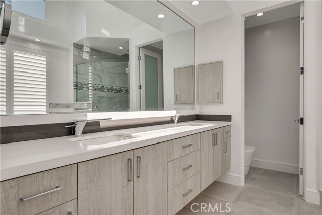 OWNERS BATH WITH SEPARATE WATER CLOSET