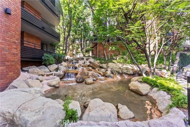 Detail Gallery Image 4 of 40 For 4720 Park Encino Ln #220,  Encino,  CA 91436 - 2 Beds | 2/1 Baths